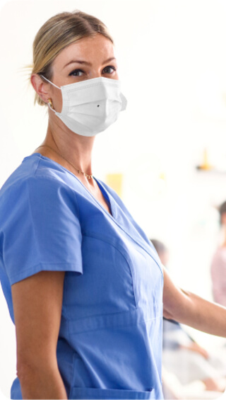 Una enfermera profesional que trabaja en un entorno hospitalario moderno.