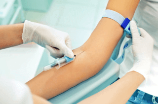 Bild einer Krankenschwester oder eines Arztes, die eine Venenpunktion am Arm eines Patienten in einer klinischen Umgebung durchführen.