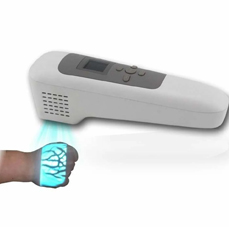 Enmind VV-100 émet une lumière focalisée sur la partie dorsale de la main pour améliorer la détection des veines.