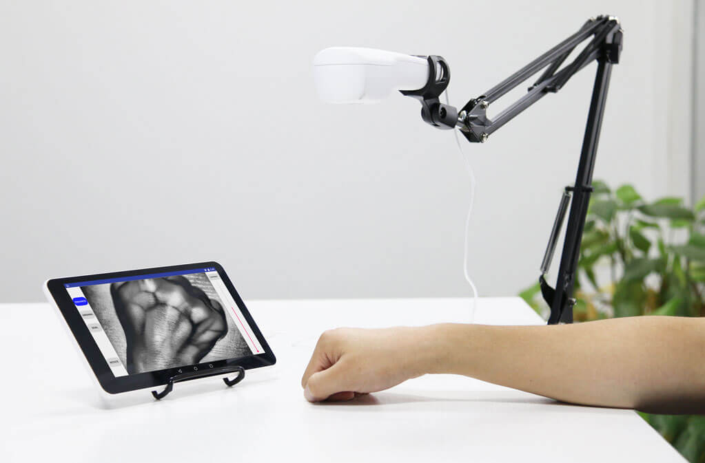 Le Vein-Finder VF700 met en évidence les veines sur le bras du patient pour une meilleure visibilité.