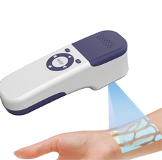 SIFVEIN-5.0 projette une lumière ciblée sur le dos de la main pour améliorer la visibilité des veines.