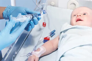 Personnel médical administrant des fluides intraveineux à un bébé lors d'une consultation clinique.