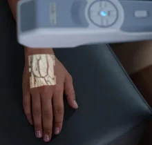 Healthcare professional using HelloVein Max 3.0 vein finder for real-time vein visualization